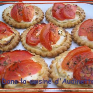 Feuilletés aux tomates sur lit de chèvre