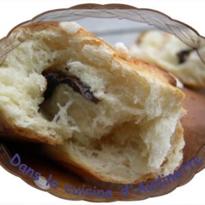 Petits pains au lait et barre de chocolat