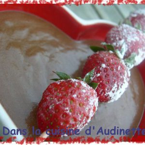 Mousse au chocolat et sa brochette de fraises