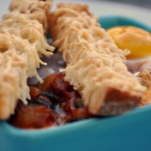Oeufs cocotte sur ratatouille et mouillettes gratinées