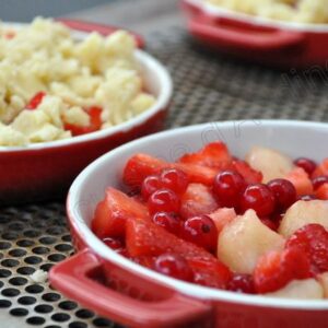 Crumble fraises, groseilles et pêche